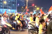 三亿体育APP-越南民众深夜狂欢！美女球迷纯洁笑容 万人骑摩托+扛国旗涌上街头